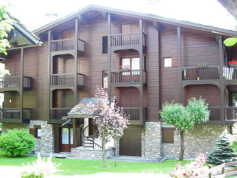 File:Courmayeur - Frazione Villair Superiore ed Inferiore - Condominio (9).jpg