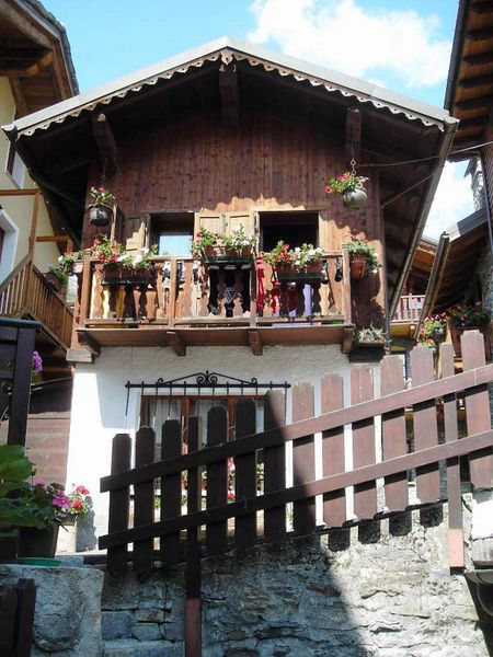File:Courmayeur - Frazione Villair Superiore ed Inferiore - Villetta (1).jpg