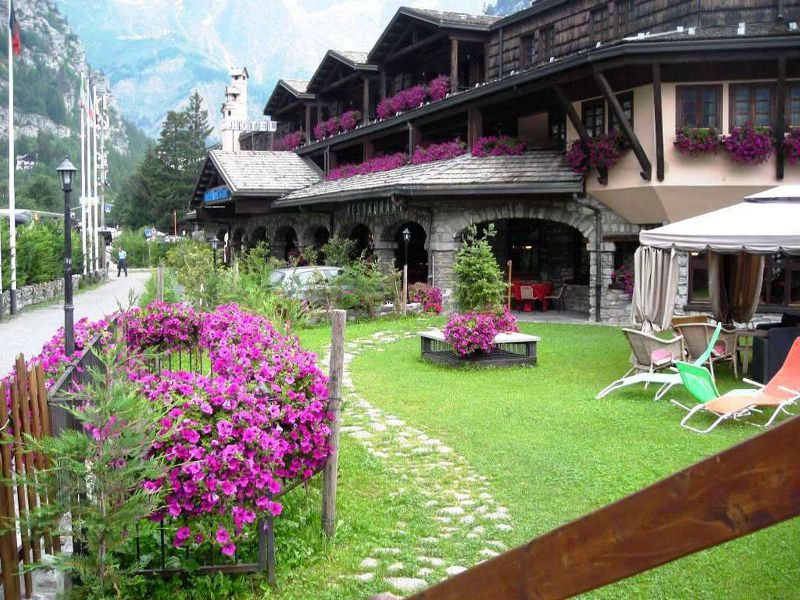 File:Courmayeur - Hotel Mont Blanc.jpg