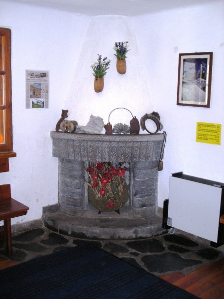 File:Courmayeur - Rifugio Elisabetta Soldini - Angolo d'ingresso.jpg