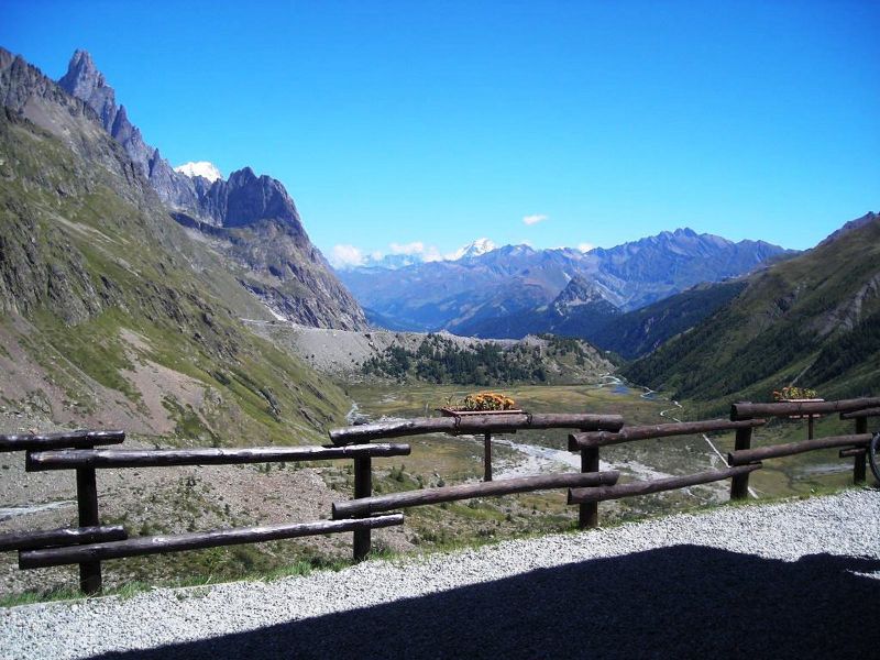 File:Courmayeur - Rifugio Elisabetta Soldini - Terrazza panoramica.jpg
