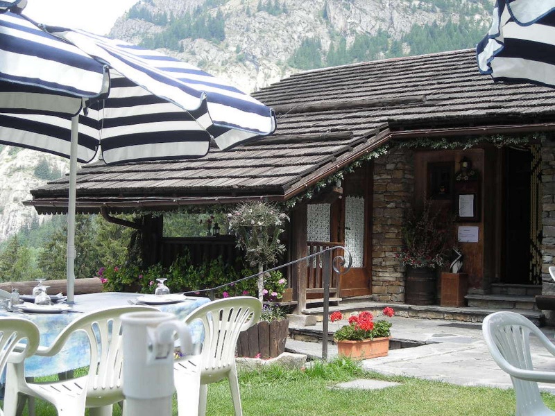 File:Courmayeur - Ristorante Ermitage - Accesso.jpg