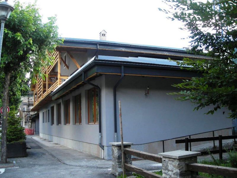 File:Courmayeur - Scuole elementari (2).jpg