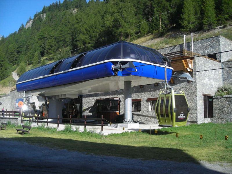 File:Courmayeur - Stazione Telecabina di Plan Checrouit (2).jpg