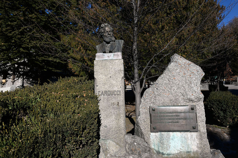 File:Courmayeur - a Carducci.jpg