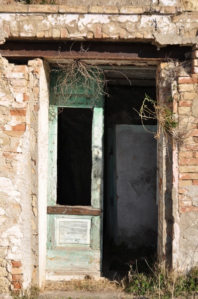 File:Craco - porta edifici.jpg