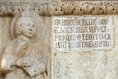 Cremona - Lapide 3 in latino sul duomo.jpg
