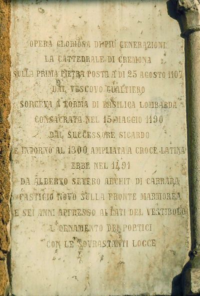 Cremona - Lapide 3 sul duomo.jpg