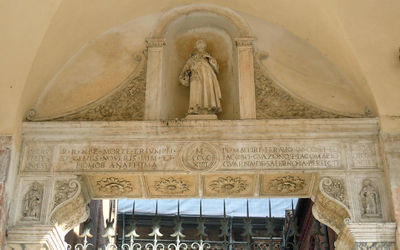 Cremona - Lapide 5 in latino sul duomo.jpg