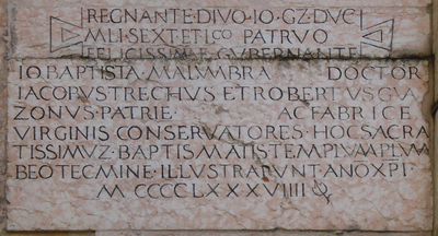 Cremona - Lapide in latino sul battistero.jpg