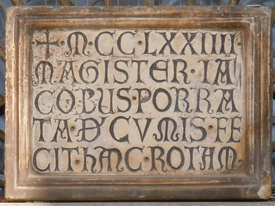 Cremona - Lapide in latino sul duomo.jpg