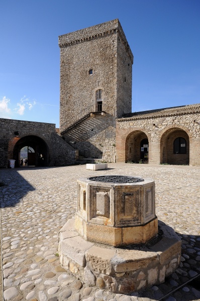 File:Deliceto - Pozzo del castello.jpg