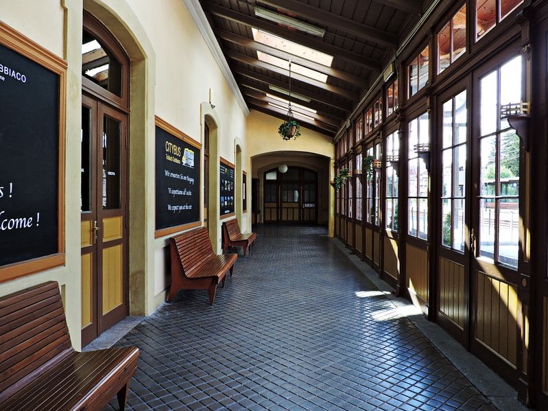 File:Dobbiaco - Interno stazione.jpg