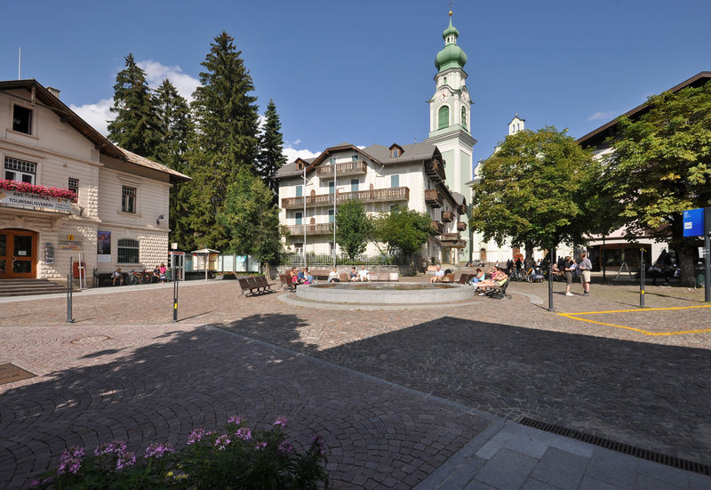 File:Dobbiaco - Piazza del Municipio.jpg