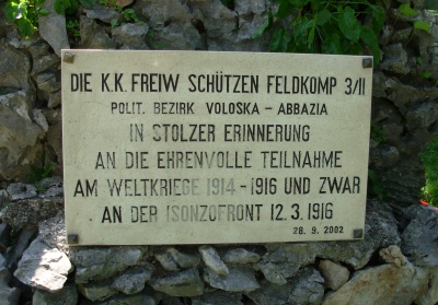 Duino-Aurisina - Lapide (in tedesco) ai caduti austriaci 1915-18 - su cippo a Sistiana.jpg