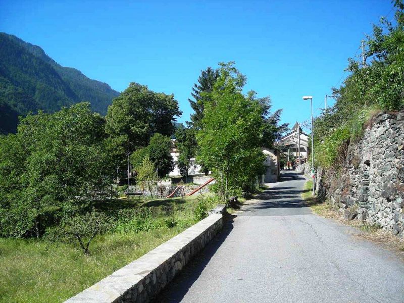 File:Exilles - Strada rurale.jpg