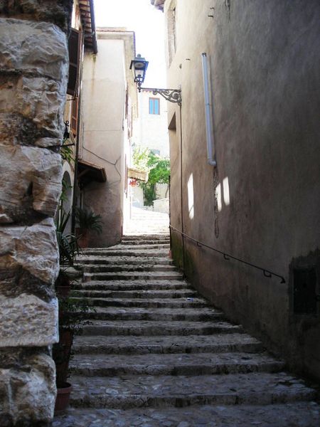 File:Fara in Sabina - Scalinata.jpg