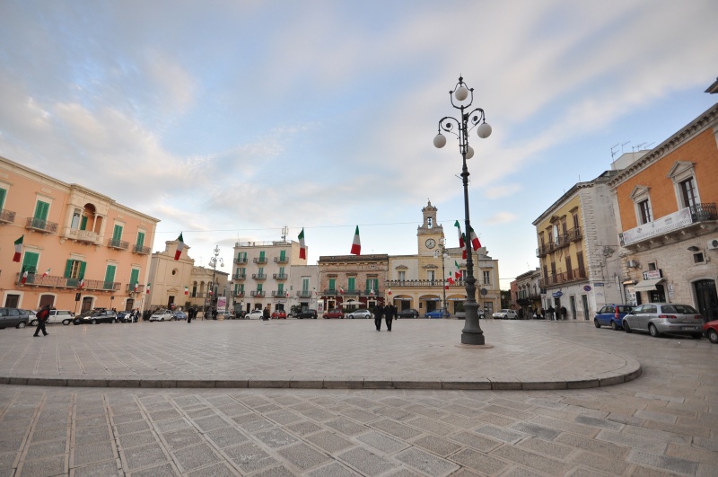 File:Fasano - Piazza Ignazio Ciaia.jpg