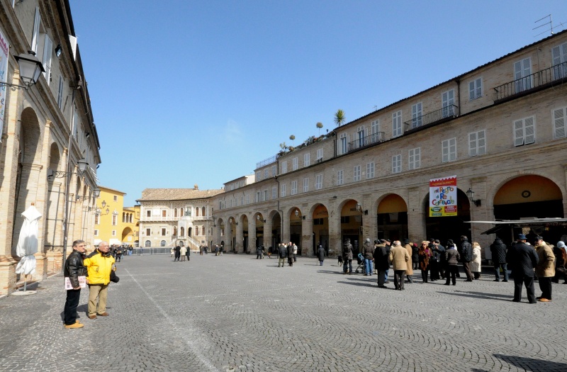 File:Fermo - Piazza del Popolo.jpg