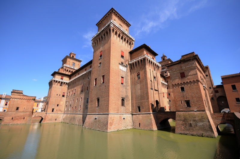 File:Ferrara - Castello Estense imponente.jpg
