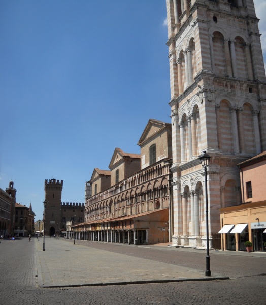File:Ferrara - Piazza Trento Trieste.jpg
