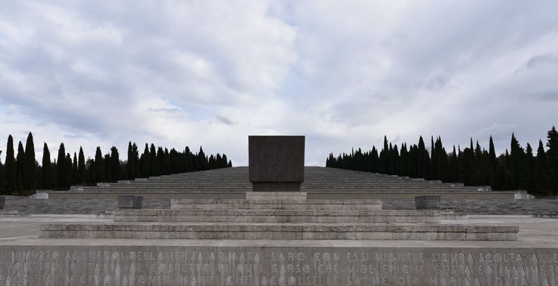 File:Fogliano Redipuglia - Sacrario Redipuglia 9 - ...In mezzo agli eroi.....jpg
