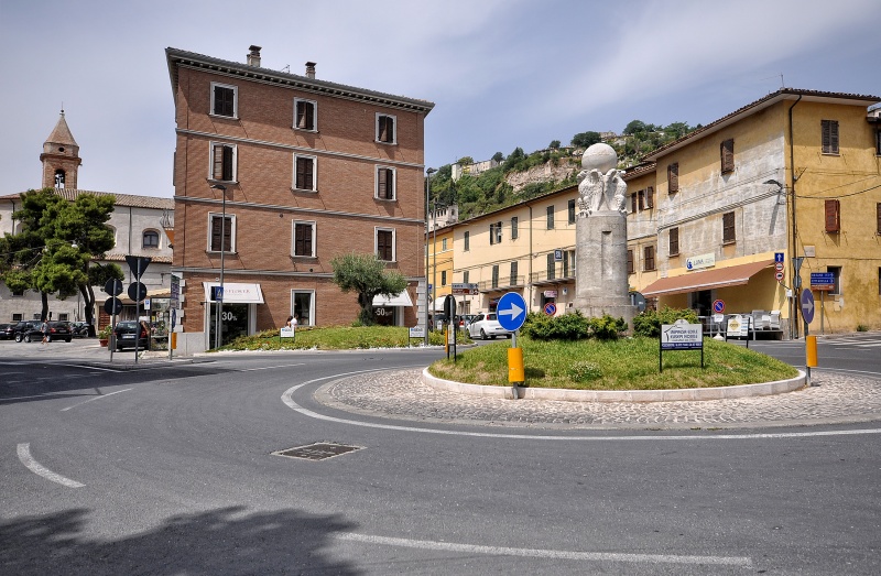 File:Fossombrone - Piazza Petrucci.jpg