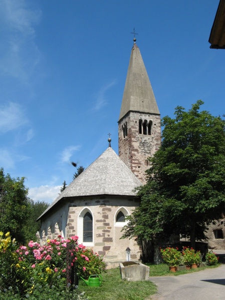 File:Funes - Chiesa San Valentino.jpg