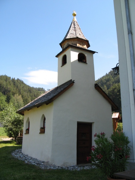 File:Funes - Chiesetta alpina.jpg
