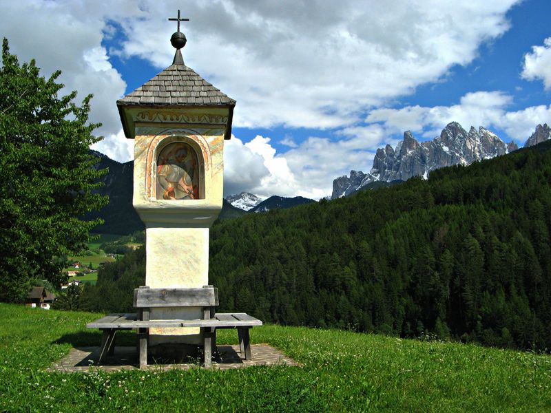 File:Funes - Edicola votiva 2.jpg