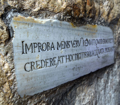 Gaeta - impronta della Mano del Turco.jpg