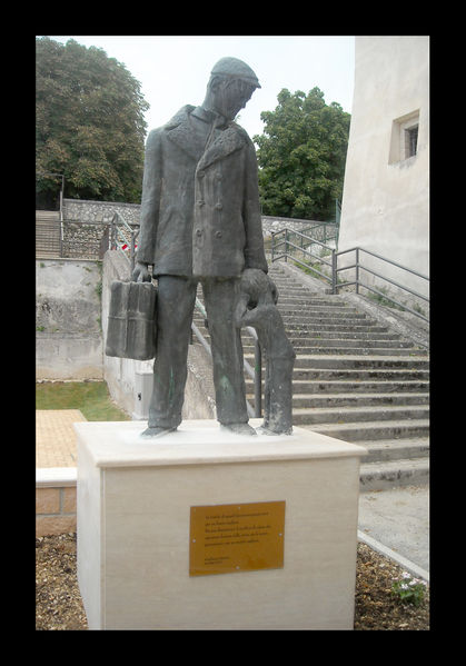 File:Gagliano Aterno - Emigrante con la valigia di Cartone - Il Bambino piange mentre il Papà parte per il Sud Africa.jpg