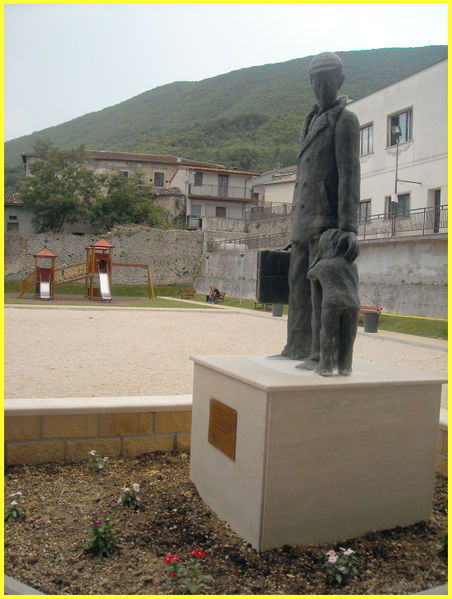 File:Gagliano Aterno - La partenza dell'emigrante - Mentre il figlio si aggrappa alle gambe il Padre l'uomo pensieroso e desolato lascia tutto per andare dove nemmeno lui sa dovè il suo futuro.jpg