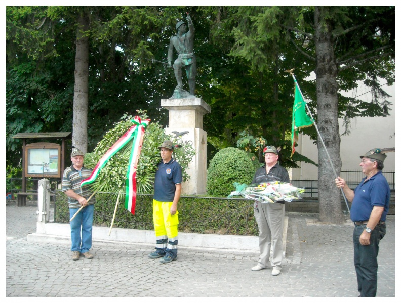 File:Gagliano Aterno - Ricorrenza - Alpini nel deporre la Corona Onorano i Caduti di tutte le guerre.jpg