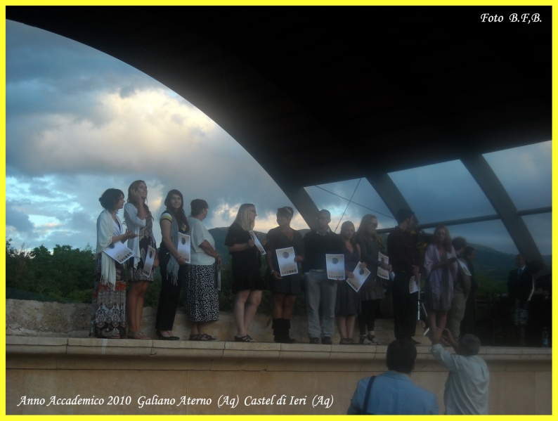 File:Gagliano Aterno - Saluto dei partecipanti - Anno accademico 2010 Gagliano Aterno Castel di Ieri.jpg