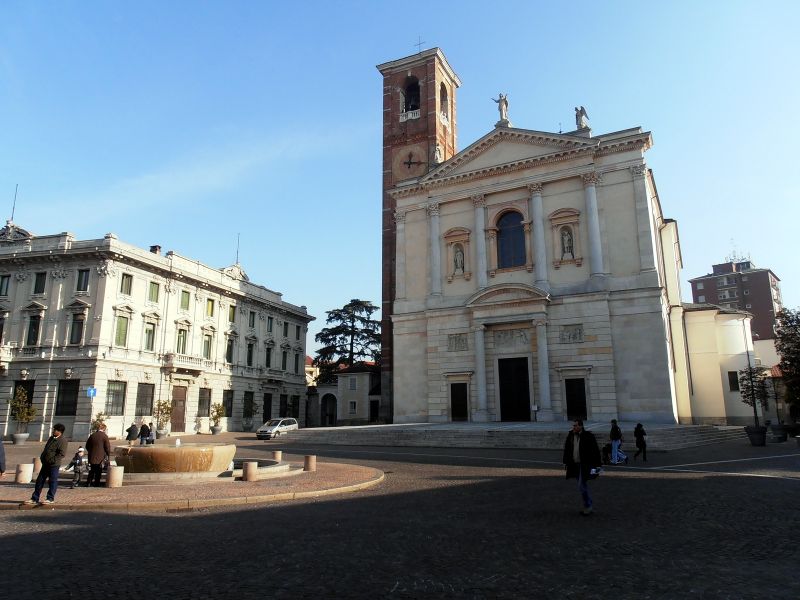 File:Gallarate - Piazza Libertà (I).jpg