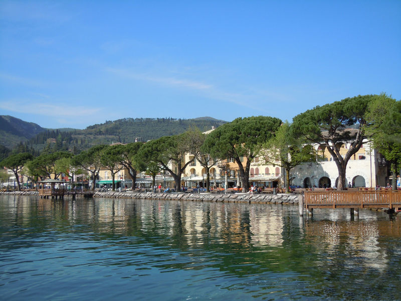 File:Garda - Lungolago.jpg