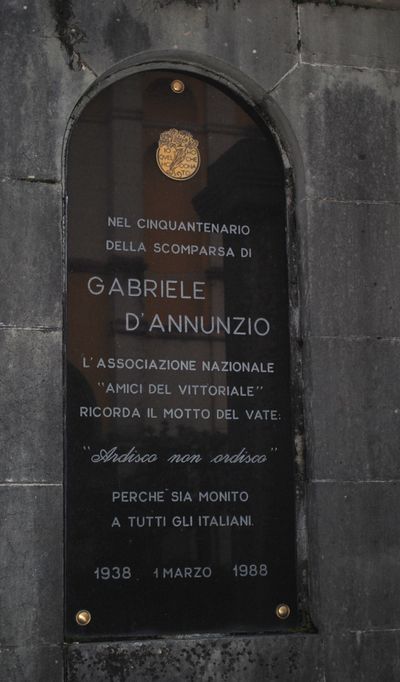 Gardone Riviera - Vittoriale - Piazza Esedra.jpg