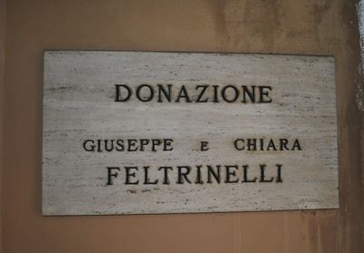Gargnano - Palazzo Feltrinelli.- - Atrio esterno a destra entrata.jpg