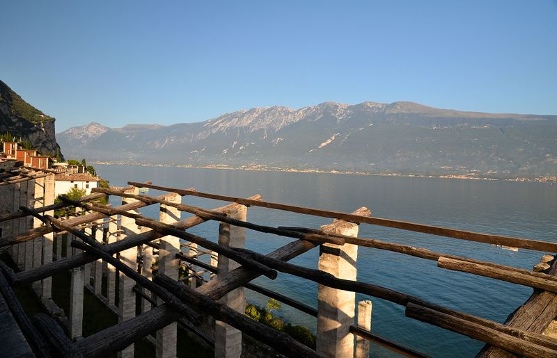 File:Gargnano - Resti di Limonaie.jpg