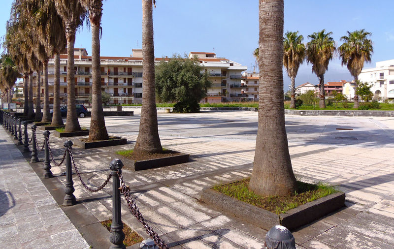 File:Giardini-Naxos - Piazza.jpg