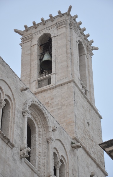 File:Giovinazzo - campanile 2 cattedrale.jpg