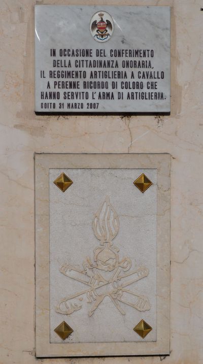 Goito - Lapide al Reggimento Artiglieria a Cavallo.jpg