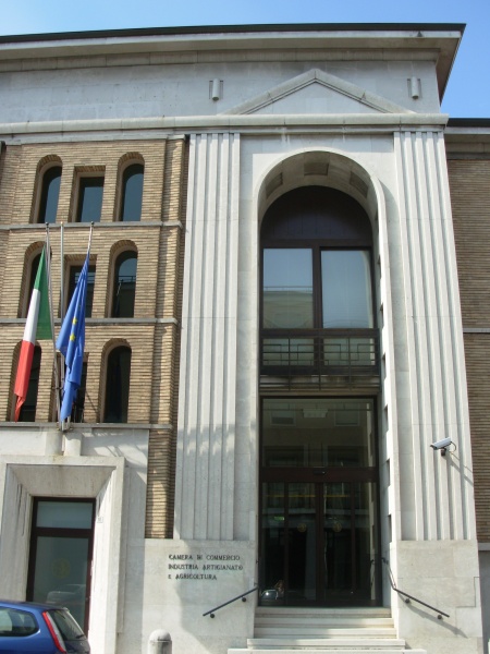 File:Gorizia - C.C.I.A.A. - l'ingresso su via Crispi.jpg
