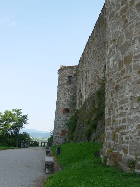 File:Gorizia - il Castello - il camminamento sotto le torri.jpg
