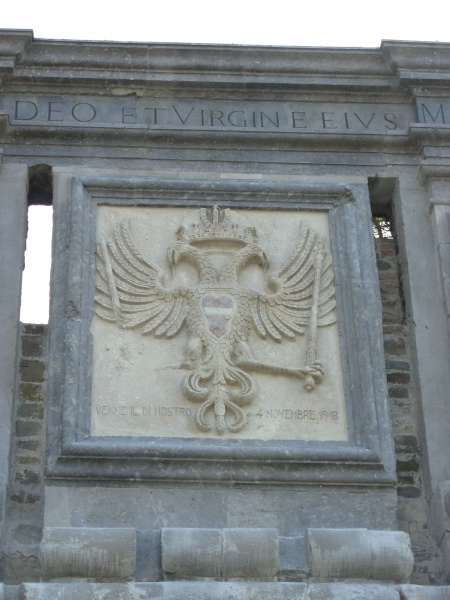 File:Gorizia - il Castello - lo stemma sopra la porta.jpg