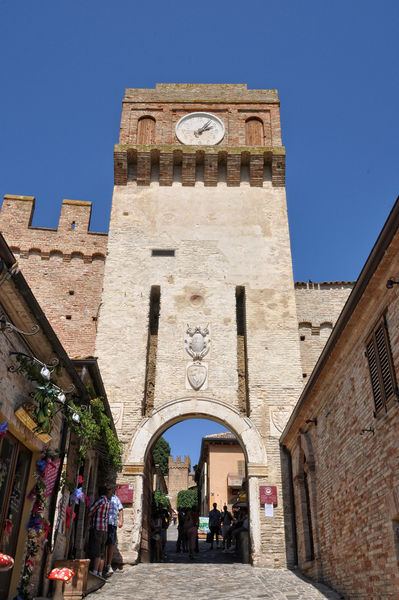 File:Gradara - Ingresso Roccaforte.jpg