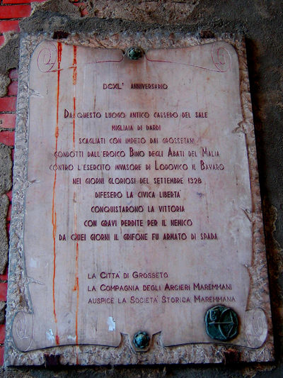 Grosseto - Sconfitta di Ludovico il Bavaro - Sotto l'arco della porta del Cassero del Sale a ricordo della Sconfitta di Ludovico il Bavaro da parte dei Grossetani nel 1338.jpg