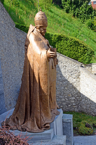 File:Imbersago - Papa Giovanni XXIII al Santuario Madonna del Bosco.jpg