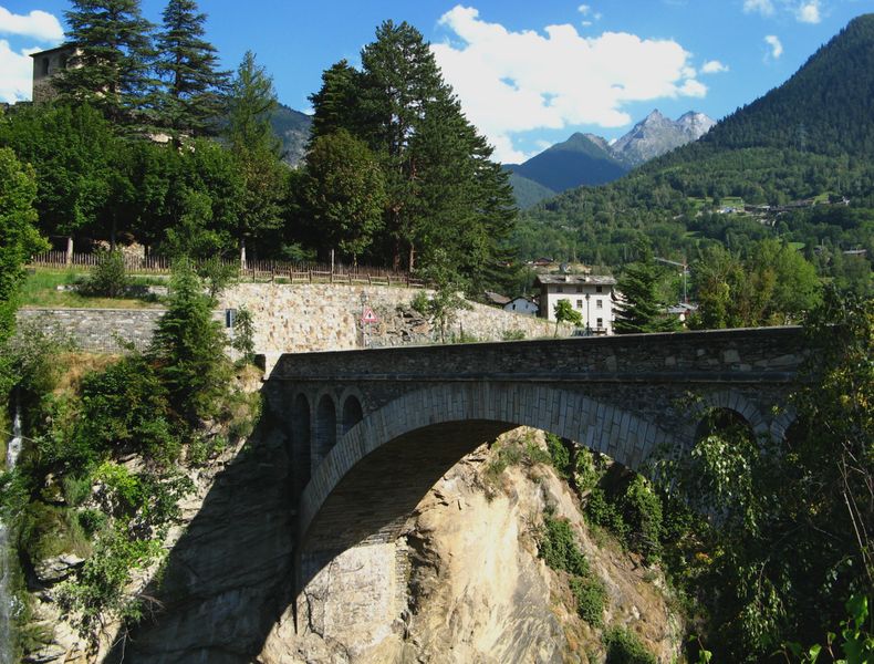 File:Introd - Ponte sull'orrido.jpg